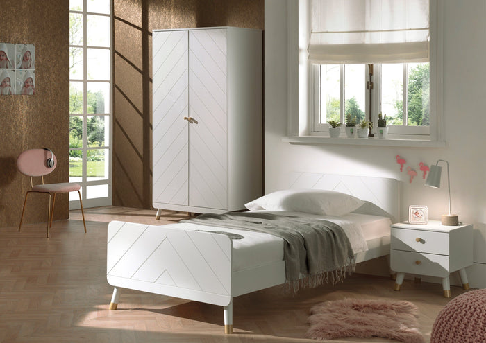 BILLY-combinatie: het witte BILLY-bed (90x200cm), de witte nachttafel en de witte 2-deurs kleerkast.