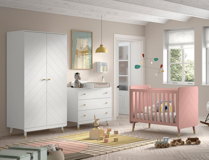 Billy set: witte Kommode, verversplank, tweedeurskast en roze babybed&nbsp;