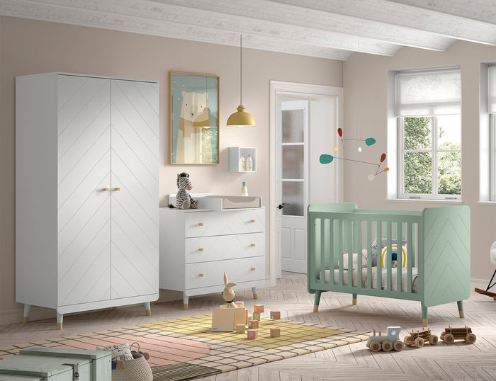 Billy set: witte Kommode, verversplank, tweedeurskast en groen babybed&nbsp;