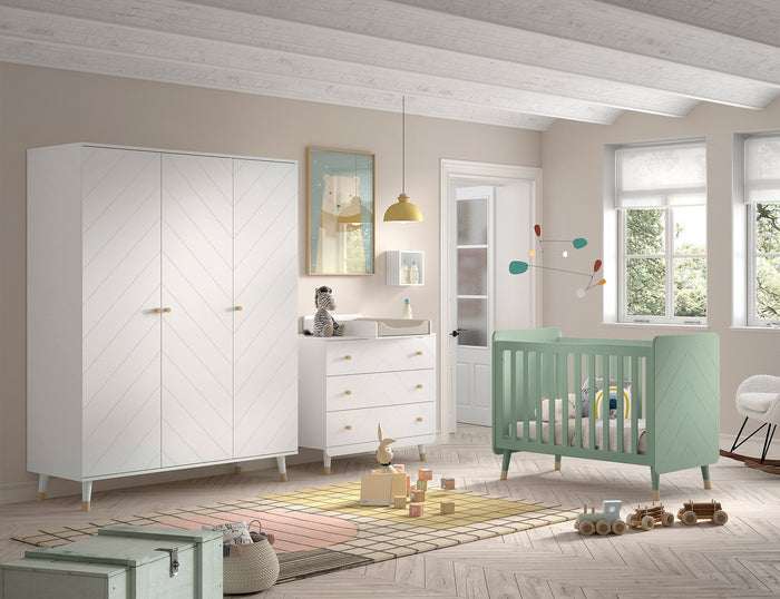 Billy set: witte Kommode, verversplank, driedeurskast en groen babybed&nbsp;