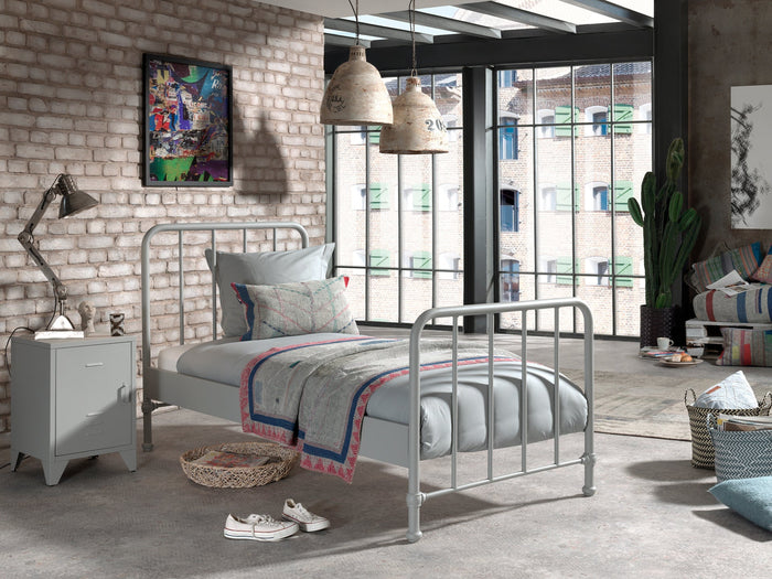 BRONXX-combinatie: het grijze BRONXX bed (90x200cm) met het bijhorende nachtkastje in het grijs.