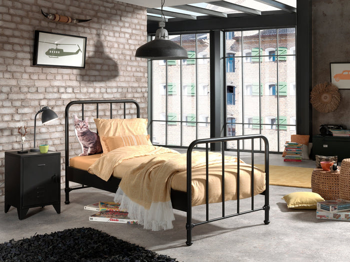 BRONXX-combinatie: het zwarte BRONXX bed (90x200cm) met het bijhorende nachtkastje in het zwart.