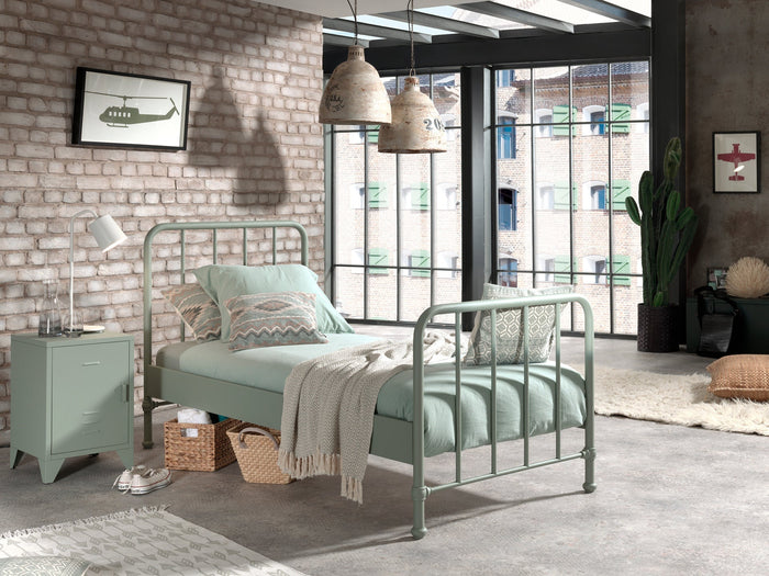 BRONXX-combinatie: het olijfgroene BRONXX bed (90x200cm) met het bijhorende nachtkastje in het olijfgroen.