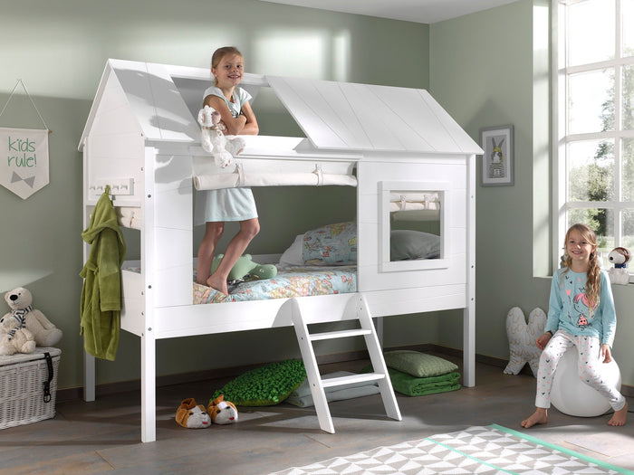CHARLOTTE combinatie in wit: een boomhutbed (90x200) met rollattenbodem en bijhorende gordijntjes.