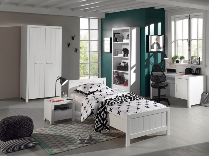 ERIK combinatie in wit: een bed (90x200) met bijhorend nachtkastje, 2-deurs kleerkast, bureau en boekenrek.