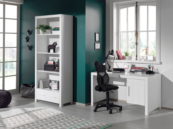 ERIK combinatie in wit: een bureau en boekenkast.