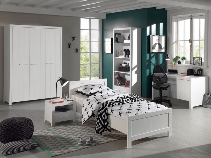 ERIK combinatie in wit: een bed (90x200) met bijhorend nachtkastje, 3-deurs kleerkast, bureau en boekenkast.