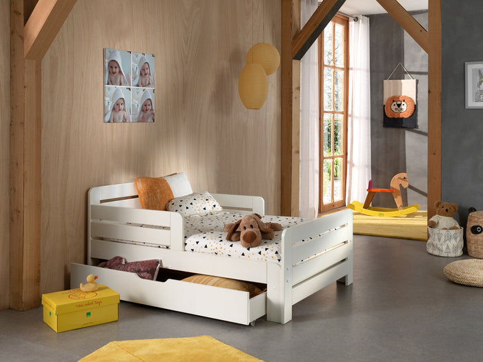 combinatie in wit uit de JUMPER collectie: een doorgroeibed met bijhorende lade en matras (140 + 60 cm).