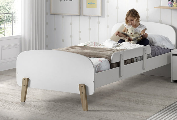 KIDDY combinatie in wit: een bed (90x200) en bijhorende uitvalbeveiliging.