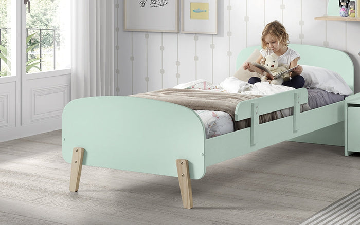 KIDDY combinatie in mintgroen: een bed (90x200) en bijhorende uitvalbeveiliging.