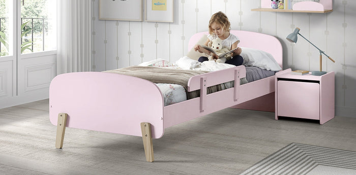 KIDDY combinatie in roze: een bed (90x200) met nachtkastje en uitvalbeveiliging.