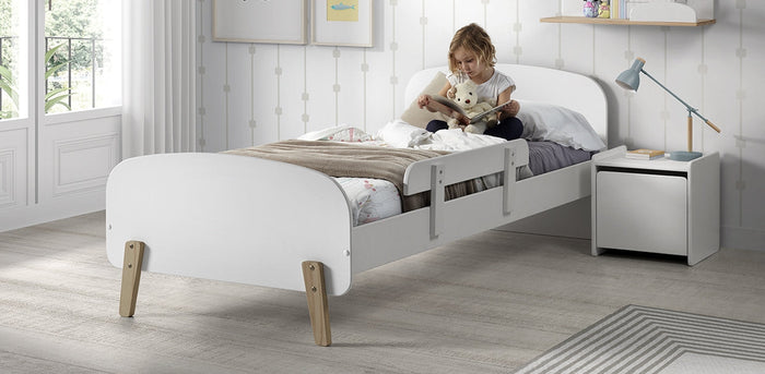 KIDDY combinatie in wit: een bed (90x200) met nachtkastje en uitvalbeveiliging.