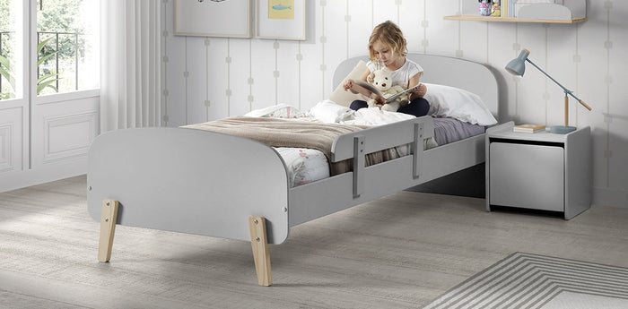 KIDDY combinatie in grijs: een bed (90x200) met nachtkastje en uitvalbeveiliging.