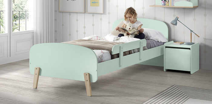 KIDDY combinatie in mintgroen: een bed (90x200) met nachtkastje en uitvalbeveiliging.