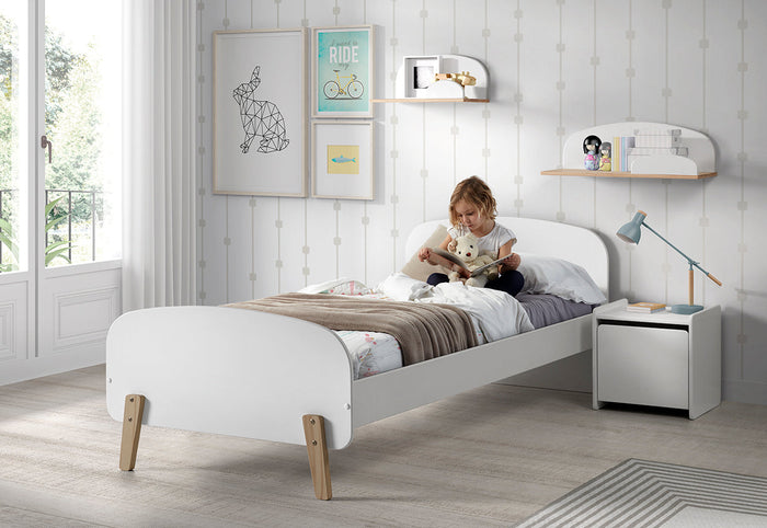 KIDDY combinatie in wit: een bed (90x200) met nachtkastje en 2 hangplankjes (45 en 65 cm).