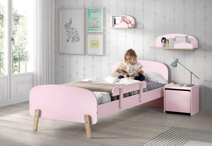 KIDDY combinatie in roze: een bed (90x200) met nachtkastje, 2 hangplankjes (45 en 65 cm) en een uitvalbeveiliging.