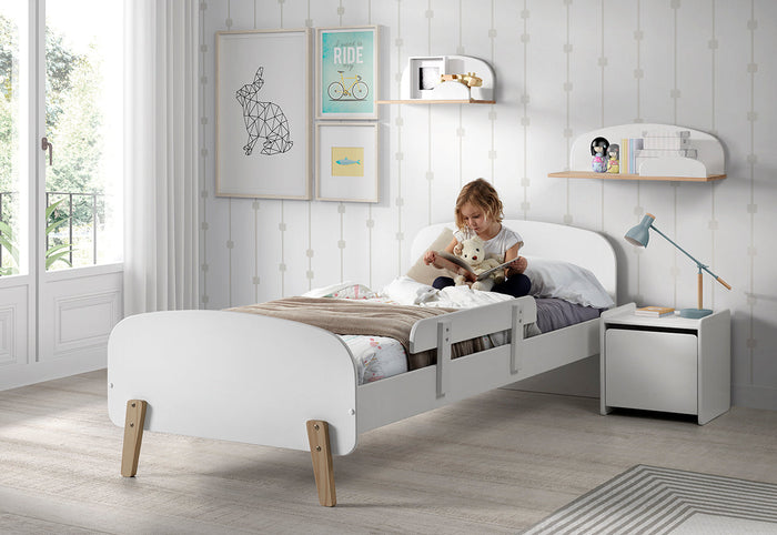 KIDDY combinatie in wit: een bed (90x200) met nachtkastje, 2 hangplankjes (45 en 65 cm) en een uitvalbeveiliging.