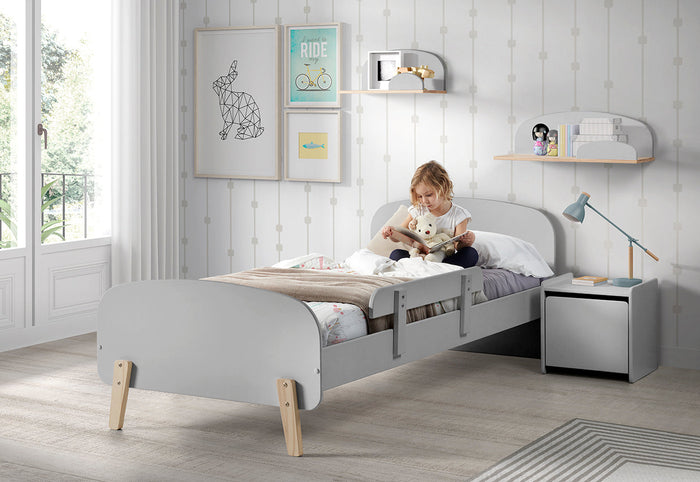KIDDY combinatie in grijs: een bed (90x200) met nachtkastje, 2 hangplankjes (45 en 65 cm) en een uitvalbeveiliging.