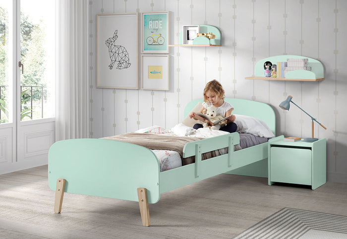 KIDDY combinatie in mintgroen: een bed (90x200) met nachtkastje, 2 hangplankjes (45 en 65 cm) en een uitvalbeveiliging.