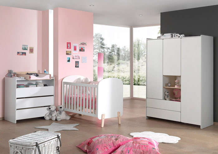 KIDDY combinatie in wit: een babybed (60x120), kommode met bijhorende luierplank en 3-deurs kleerkast.