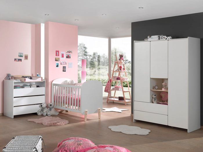 KIDDY combinatie in wit: een babybed (60x120), kommode met bijhorende luierplank, 3-deurs kleerkast en boekenkast.