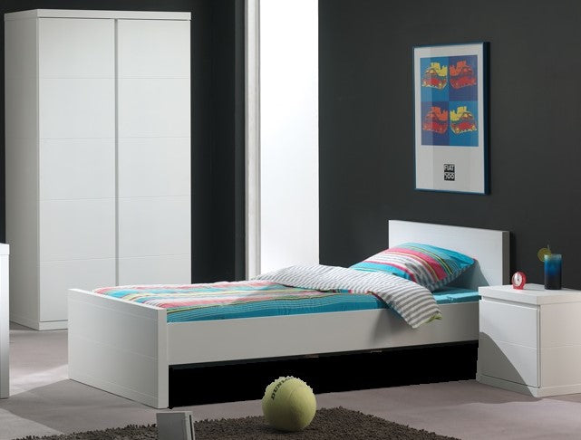 LARA combinatie in wit: een bed (90x200) met bijhorend nachtkastje en 2-deurs kleerkast.