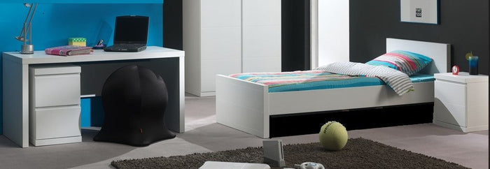 LARA combinatie in wit: een bed (90x200) met bijhorend nachtkastje, 2-deurs kleerkast en bureau.