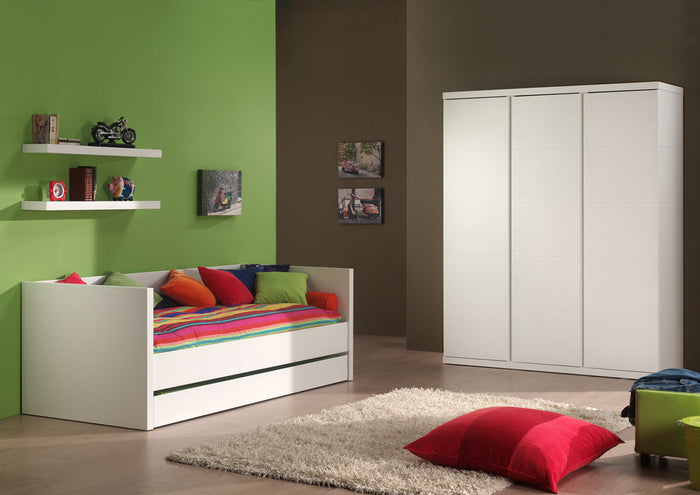 LARA combinatie in wit: een een kajuitbed (90x200) met bijhorend rolbed, 3-deurs kleerkast en 2 hangplankjes.