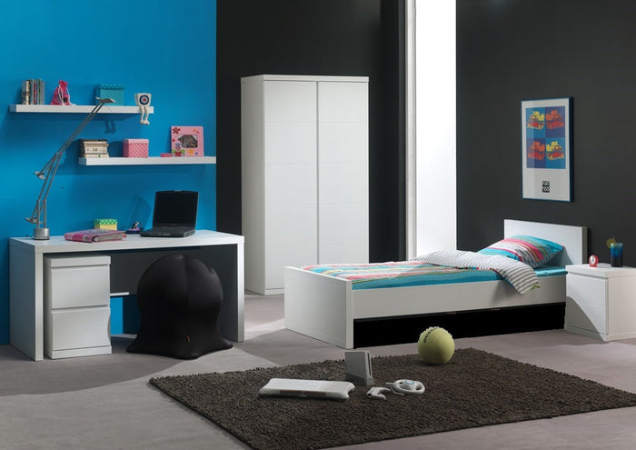 LARA combinatie in wit: een bed (90x200) met bijhorend nachtkastje, 2-deurs kleerkast, bureau en 2 hangplankjes.
