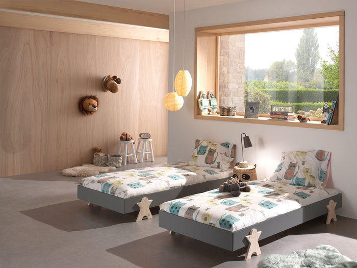 MODULO combinatie: 2 grijze MODULO bedden (90 x 200 cm) met massieve poten in de vorm van een smiley.