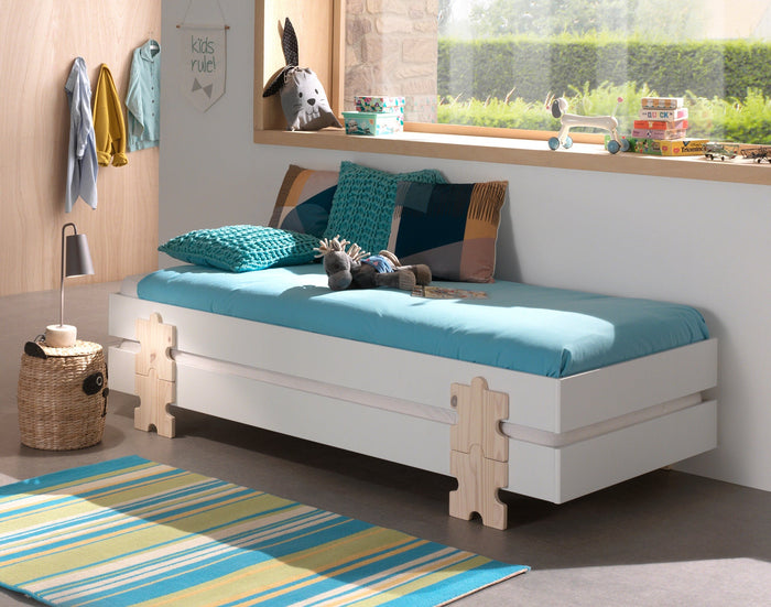 MODULO combinatie: 3 witte MODULO bedden (90 x 200 cm) met massieve poten in de vorm van een puzzelstuk.