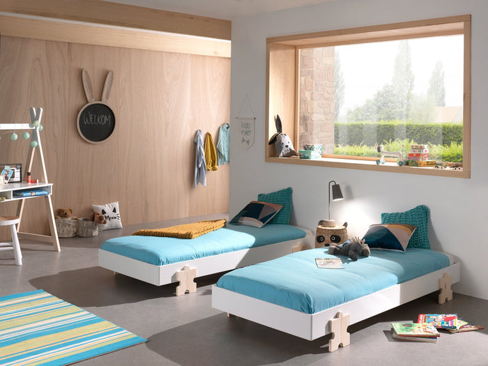 MODULO combinatie: 2 witte MODULO bedden (90 x 200 cm) met massieve poten in de vorm van een puzzelstuk.