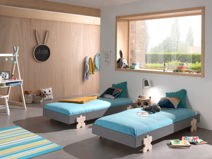 MODULO combinatie: 2 grijze MODULO bedden (90 x 200 cm) met massieve poten in de vorm van een puzzelstuk.