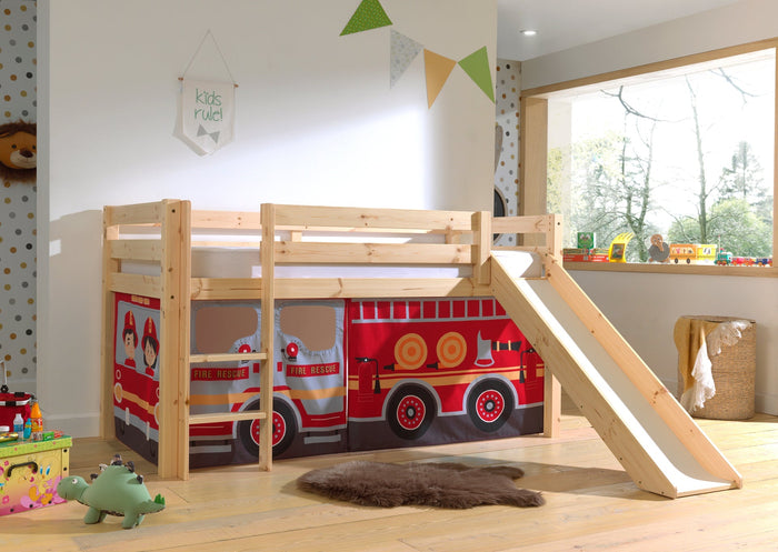 PINO-combinatie: een natuur PINO hoogslaper met glijbaan en een speelgordijn fire truck