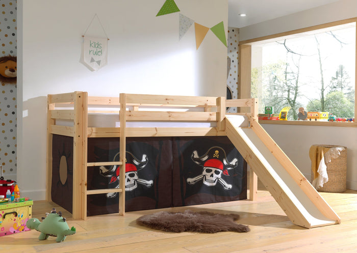 PINO-combinatie: een natuur PINO hoogslaper met glijbaan en een speelgordijn caribian pirates