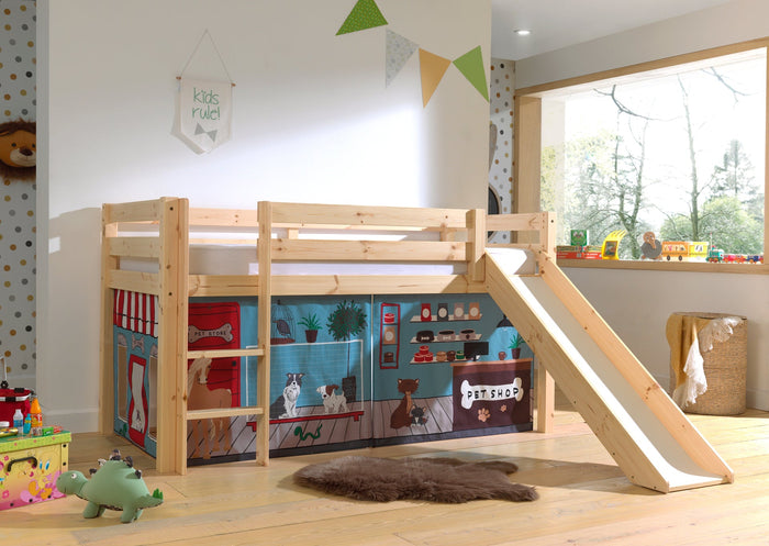 PINO-combinatie: een natuur PINO hoogslaper met glijbaan en een speelgordijn pet shop