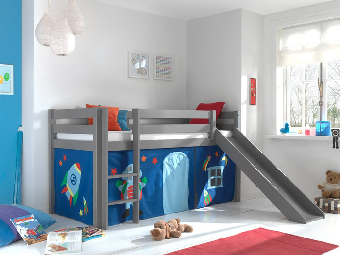 PINO-combinatie: een grijze PINO hoogslaper glijbaan en een speelgordijn astro