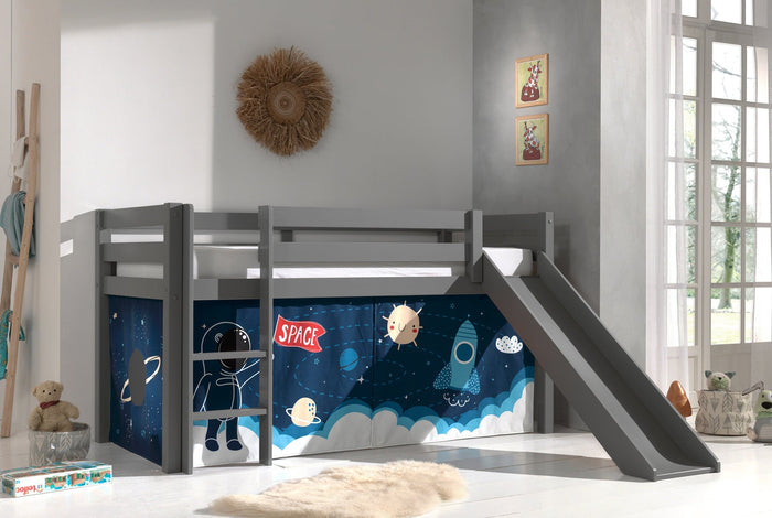 PINO-combinatie: een grijze PINO hoogslaper met glijbaan en een speelgordijn Space shuttle