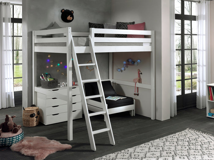 PINO-combinatie: een witte PINO mezzanine, een PINO kommode met 4 laden en een PINO zetelbed