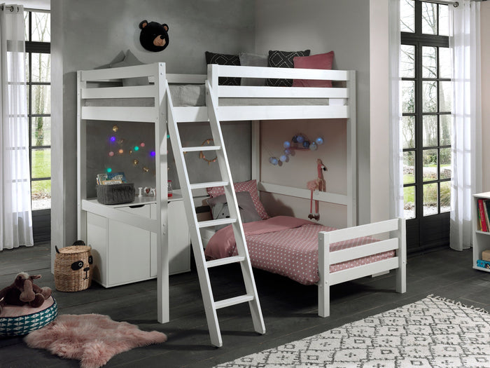 PINO-combinatie: een witte PINO mezzanine, een wit PINO enkel bed 90x200cm en een PINO kommode met 2 deuren